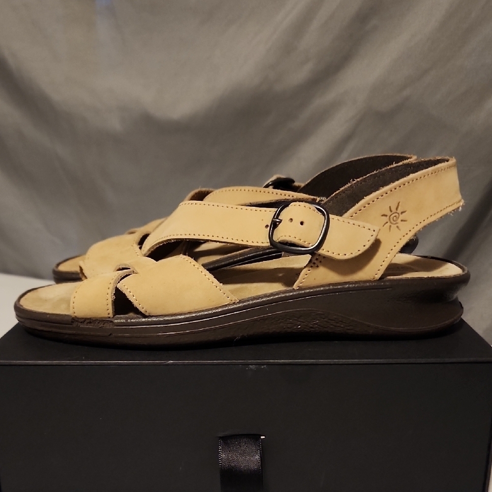Clarks Women's Tan Cross-Strap Sandals - Picture 5 of 9